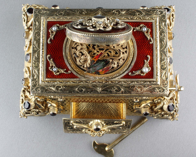 Silver gilt, enamel, pearl and noir garnet-mounted singing bird box