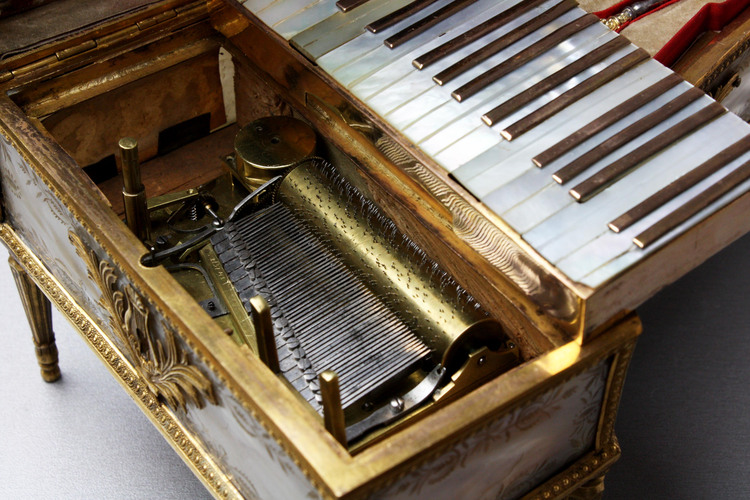 Palais Royal piano-form musical necessaire